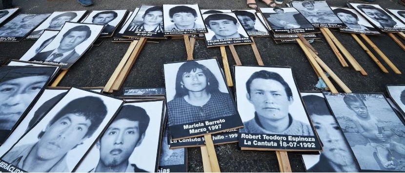 Desapariciones y ejecuciones
Década del 90
Decenas de personas "sospechosas" de terrorismo fueron desaparecidas sin juicio ni prueba. Aparecieron en fosas, con signos de tortura. El Grupo Colina y el SIN operaban con carta blanca desde Palacio.