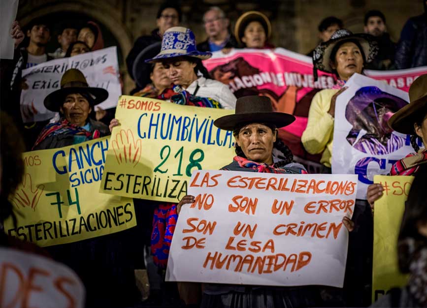 Esterilizaciones forzadas
1996 - 2000
Más de 300,000 mujeres en su mayoría quechuahablantes y campesinas fueron esterilizadas sin consentimiento. Las encerraban, las amarraban, les mentían. Algunas murieron. Otras no pudieron volver a tener hijos. A nadie le importó.